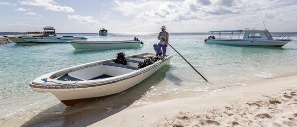 Taxi boat at Longhouse beach