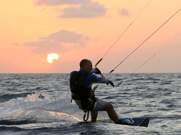 Sunset-kitesurfing-Wakatobi